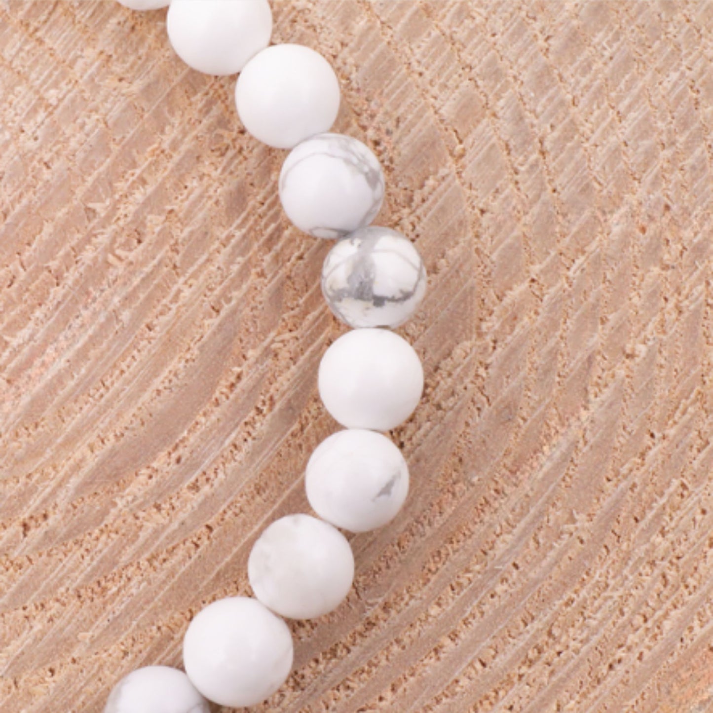 Détail des perles en howlite blanche naturelle aux veinures grises, bracelet artisanal YuleSens.