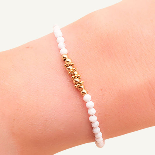 Bracelet Auréa howlite porté au poignet