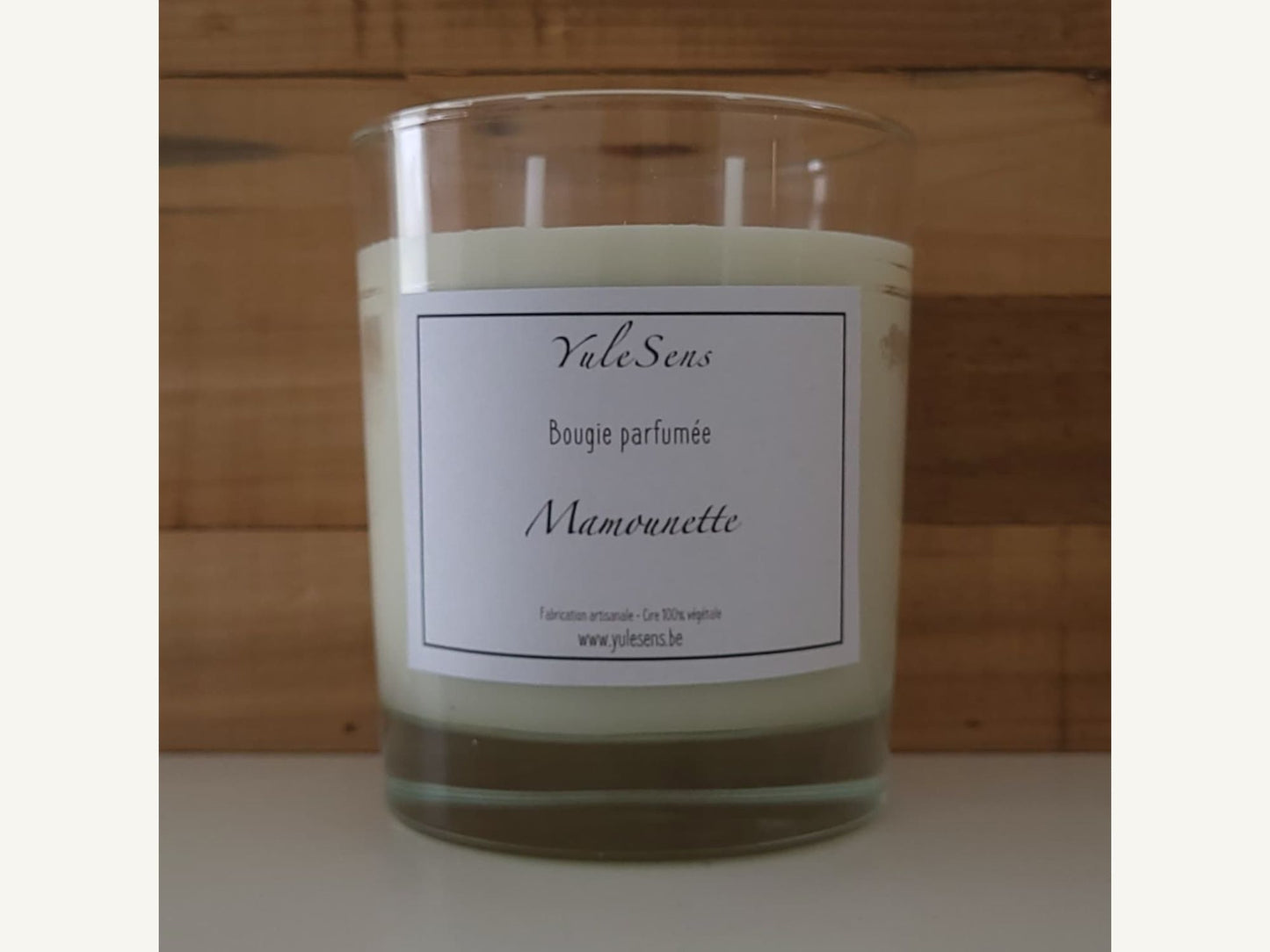 Bougie parfumée artisanale YuleSens Mamounette 220g sur fond bois chaleureux