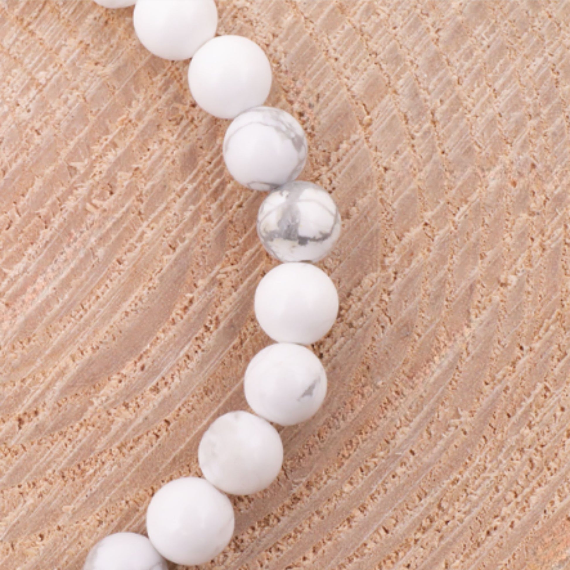 Détail des perles en howlite blanche naturelle aux veinures grises, bracelet artisanal YuleSens.
