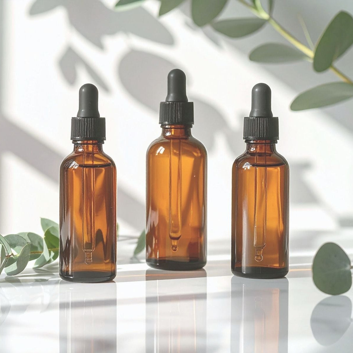 Fragrances naturelles YuleSens — flacons ambrés artisanaux inspirés par la nature et la lumière.